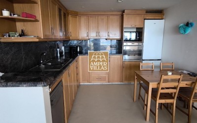 Precioso y acogedor apartamento con vistas panorámicas al mar y las montañas.